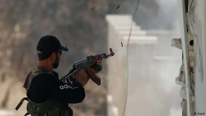 A Free Syrian Army fighter fires his weapon during clashes near Idlib, Syria, Friday, June 15, 2012. (Foto:AP/dapd)