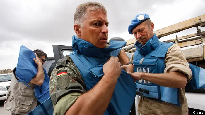 In this picture taken during a UN observer-organized tour, UN observers don body armor upon their arrival in Hama city, central Syria, on Thursday May 3, 2012. Syrian security forces stormed dorms at a northwestern university to break up anti-government protests there, killing at least four students and wounding several others with tear gas and live ammunition, activists and opposition groups said Thursday. (Foto:Muzaffar Salman/AP/dapd)