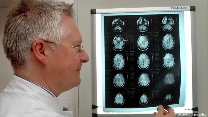 Les chercheurs explorent de nouvelles voies - ici à la polyclinique de Dresde - pour freiner la maladie de Parkinson