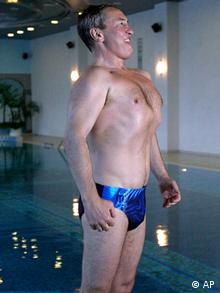 Епатажний екс-мер Леонід Черновецький пішов з київської політики. Але багатот його однодумців знову йдуть до Київради у списках різних партій