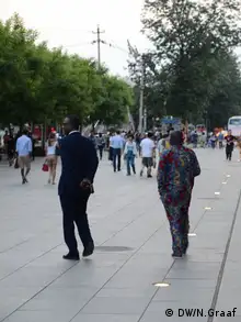 Zwei Afrikaner auf einer Straße in Peking Fotografin: Nicole Graaf, DW Datum: 29.05.2012