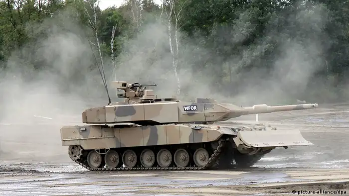 JAHRESRÜCKBLICK 2011 - Ein Kampfpanzer Leopard 2 A7+ der Firma KMW (Foto vom September 2010). Der Bundessicherheitsrat hatte die Lieferung von 200 dieser Leopard-2-Kampfpanzer nach Saudi-Arabien nach Angaben aus Regierungskreisen genehmigt. Foto: Clemens Niesner dpa +++(c) dpa - Bildfunk+++