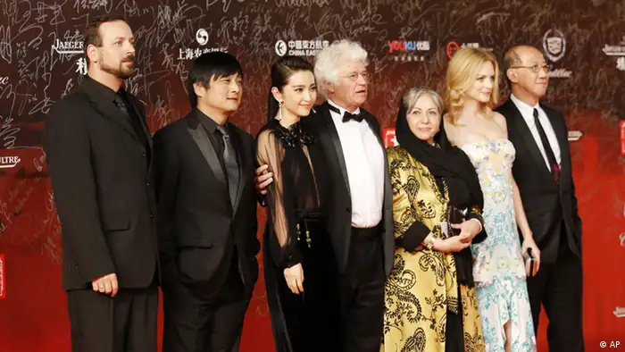 Members of the jury, from left, Hungarian filmmaker Gyorgy Palfi, Chinese director Zhang Yang, Chinese actress Li Bingbing, French film director Jean Jacques Annaud, Iranian director Rakhshan Banietemad, U.S. actress Heather Graham, and Hong Kong producer Terence Chang pose on the red carpet prior to the opening ceremony of the Shanghai International Film Festival at the Shanghai Grand Theater, Shanghai, China, Saturday, June 16, 2012. (Foto:Eugene Hoshiko/AP/dapd)