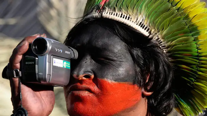 A member of the Kayapo tribe films with a camera (photo: ddp images/AP Photo/Eraldo Peres)