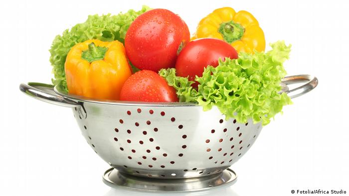  След като един път сте размразили артикули, не трябва да ги замразявате отначало. За рязането на месото, рибата и зеленчуците би трябвало да се употребяват разнообразни дъски - по този начин може да се предотврати преместването на бактериите към продуктите, които не изискват термична обработка. Месото и рибата би трябвало да се готвят не по-малко от 10 минути (на не по-малко от 70 градуса) и би трябвало да се изяждат още същия ден! 