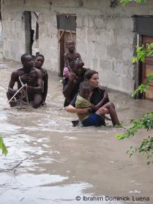 Jane Börold bei ihrem Hochwasser-Einsatz in Daressalam (Foto: Ibrahim Dominick Luena)
