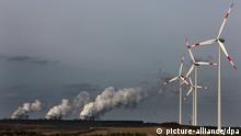 Windräder drehen sich unweit des Vattelfall Braunkohlekraftwerkes im brandenburgischen Jänschwalde vor den Kühltürmen, aufgenommen am 31.01.2008. Foto: Patrick Pleul +++(c) dpa - Report+++