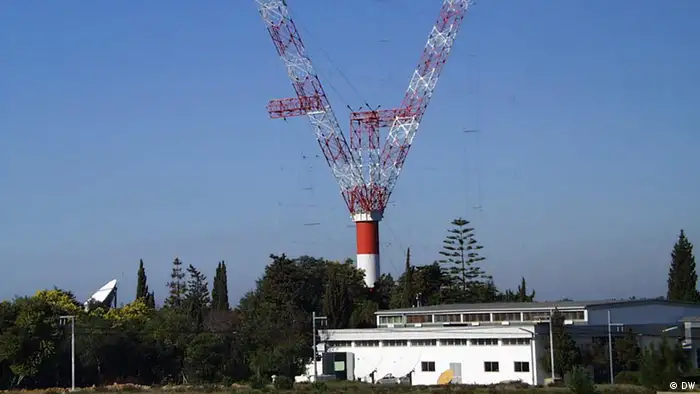 Rotable curtain antenna and broadcast building in Sines.