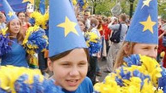 Mit Sternen geschmückte Schulkinder feiern Polens EU-Beitritt