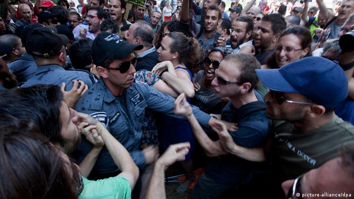 Israelis protestieren gegen soziale Ungerechtigkeit in tel Aviv und geraten mit der Polizei aneinander. Foto: EPA/JIM HOLLANDER