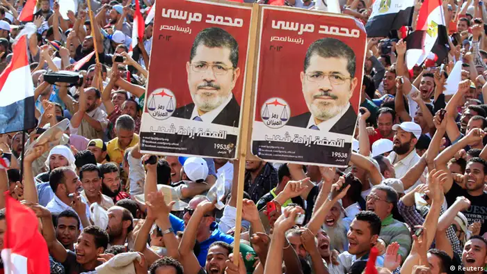 Supporters of Muslim Brotherhood's presidential candidate Mohamed Morsy celebrate his victory at the election at Tahrir Square in Cairo June 24, 2012. REUTERS/Ahmed Jadallah (EGYPT - Tags: POLITICS ELECTIONS)