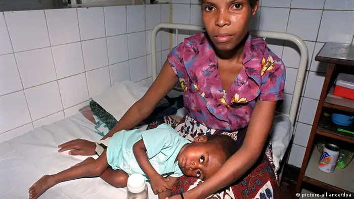 Mit ihrem kranken Kind sitzt eine Mutter in der Kinderklinik von Beira / Mosambik bei einer Visite am 1.11.2000 auf dem Krankenbett. Wegen massiven Personalmangels bei gleichzeitiger Überbelegung von bis zu 300 Prozent können Kinder nur mit Betreuungsperson aufgenommen werden. Zahlreiche kleine Patienten kommen wegen Unterernähung in die Klinik, tragen aber das Aids-Virus in sich, weil sie über ihre HIV-infizierten Mütter angesteckt wurden. Das Krankenhaus wird von Unicef unterstützt. Mit einer Fernsehshow will TV-Journalistin Sabine Christiansen, die seit 1997 als Botschafterin für das UN-Kinderhilfswerk tätig ist, im Dezember Spenden u.a. für dieses Hilfsprojekt sammeln.