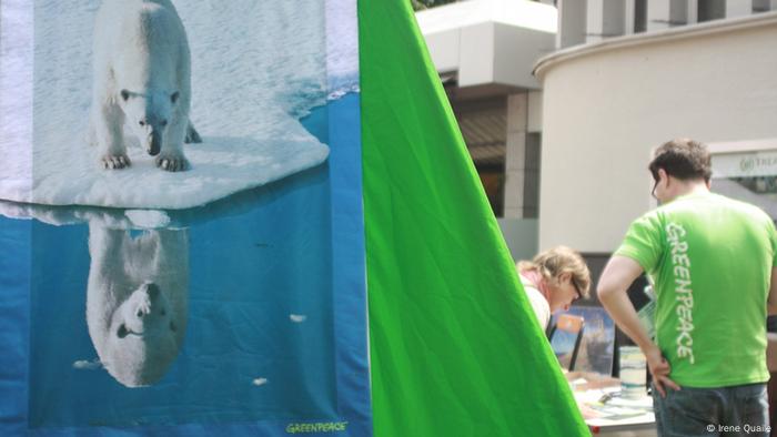 Foto: Irene Quaile Greenpeace Eisbär (Poster) auf dem Theaterplatz, Bad-Godesberg. Greenpeace-Aktion zum Schutz der Arktis, Juni 2012
