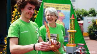 Lucas Ziemer und Ulrike Reutlinger bauen den Modellbohrturm auf Foto: Irene Quaile