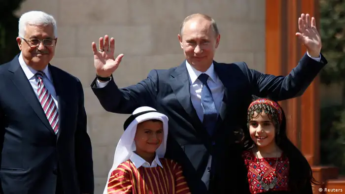 Palestinian President Mahmoud Abbas (L) and his Russian counterpart Vladimir Putin stand with children during a welcoming ceremony for Putin in the West Bank town of Bethlehem June 26, 2012. REUTERS/Mohamad Torokman (WEST BANK - Tags: POLITICS TPX IMAGES OF THE DAY)