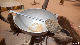 Le reste de couscous dans une marmite au village de Goudoude Diobe dans la région de Matam (nord-est du Sénégal)