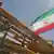 Иранский флаг на фоне труб
