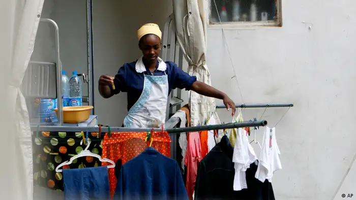 Arbeitsbedingungen für Frauen Ethiopische Frau im Libanon bei der Arbeit