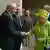 Britische Königin Elizabeth II. schüttelt Ex-IRA-Chef McGuinness die Hand (Foto: dapd)