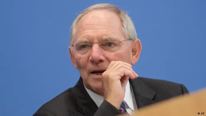 German Finance Minister Wolfgang Schaeuble gestures during a news conference in Berlin, Germany, Wednesday, June 27, 2012. (Foto:Gero Breloer/AP/dapd)