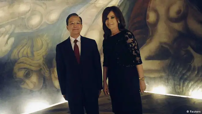 China's Premier Wen Jiabao and Argentina's President Cristina Fernandez de Kirchner (R) pose in front of a mural by Mexican artist David Siqueiros as they tour the museum at the Presidential Palace in Buenos Aires June 24, 2012. Wen is in Argentina for an official visit. REUTERS/Handout-Presidencia (ARGENTINA - Tags: POLITICS) FOR EDITORIAL USE ONLY. NOT FOR SALE FOR MARKETING OR ADVERTISING CAMPAIGNS // Eingestellt von wa