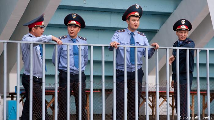 Polizisten im Einsatz in Aktobe (Archivfoto: dpa)