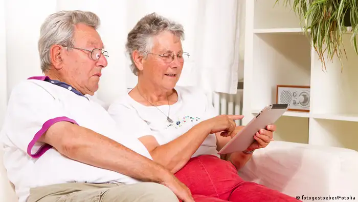 älteres Ehepaar mit Tablet-PC
