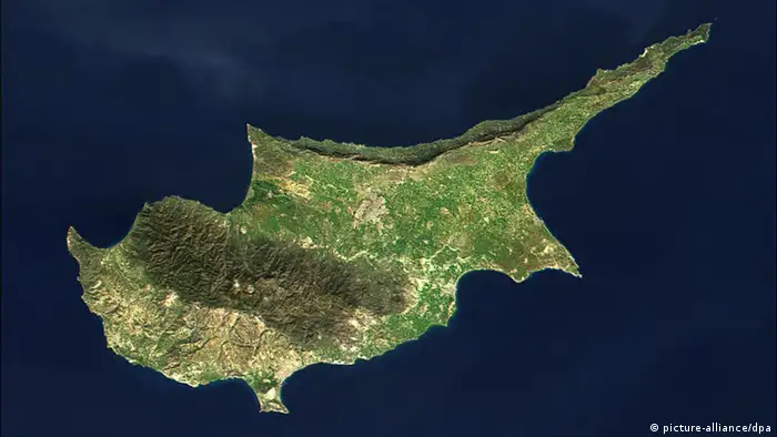 HANDOUT - Das am 30.01.2001 mit dem Bildgebungs-Radiospektrometer Moderate-resolution Imaging Spectroradiometer (MODIS) erzeugte Bild zeigt die Insel Zypern. Erstmals seit dem EU-Beitritt vom Mai 2004 übernimmt die Inselrepublik am 1. Juli die EU-Ratspräsidentschaft. Es ist etwas ganz Besonderes. Und eine diplomatische Herausforderung für Brüssel, Nikosia und Ankara. Zypern ist das einzige teilweise besetzte EU Land. Im nördlichen Drittel der Insel sind seit 1974 schätzungsweise 40 000 türkische Soldaten stationiert. Die Türkei ist Kandidat für einen Beitritt zur EU, erkennt aber wegen der ausbleibenden Lösung der Zypernfrage die Republik Zypern nicht an. Foto: NASA Modis