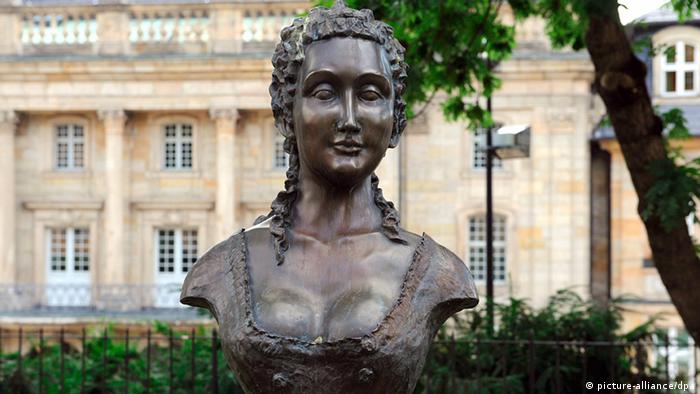 Η αδερφή του Φρειδερίκου του Μέγα, Βιλελμίνη, ανάθεσε την κατασκευή σε δύο διακεκριμένους αρχιτέκτονες της εποχής. Σκοπός της ήταν να μετατρέψει το Μπαϊρόιτ (Βαυαρία) σε πολιτιστικό κέντρο της κεντρικής Ευρώπης. Η Βιλελμίνη είχε πάθος για τις τέχνες και ιδίως για τη μουσική. 