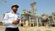 Ein Wachmann steht vor einer Ölanlage im Iran. (Foto: dpa) Ein Wachmann steht vor einer Ölanlage im Iran. (Foto: dpa)