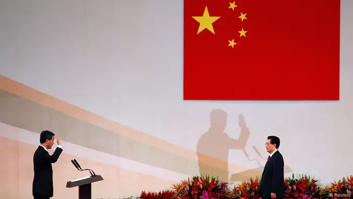 Hong Kong Chief Executive Leung Chun-ying (L) takes oath in front of Chinese President Hu Jintao during the inauguration of the new government in Hong Kong July 1, 2012, the day marking the 15th anniversary of the territory's handover to Chinese sovereignty from British rule. New Hong Kong leader Leung was sworn into office on Sunday by Chinese President Hu for a five-year term in which he will confront challenges ranging from human rights to democracy after a tumultuous year of transition and protest. REUTERS/Bobby Yip (CHINA - Tags: POLITICS ANNIVERSARY TPX IMAGES OF THE DAY)