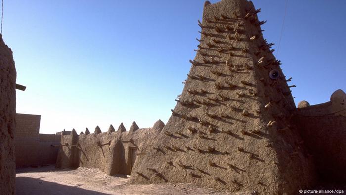 epa03290395 An undated picture provided by the United Nations shows the minaret of a clay-mosque in Timbuktu, Mali. Media reports on 30 June 2012 state that Islamist fighters of a group called Ansar Dine attacked and destroyed some of the 16 shrines in the city, which UNESCO listed as an endangered world heritage site recently. Fears grow that more of the unique architectural and cultural sites could be destroyed by the Islamist group that controls wide parts in the county's North after the March 2012 coup that toppled Mali's government. *** Local Caption *** 50286094 EPA/UN PHOTO / EVAN SCHNEIDER / HAND HANDOUT EDITORIAL USE ONLY/NO SALES *** Local Caption *** 50286094 +++(c) dpa - Bildfunk+++