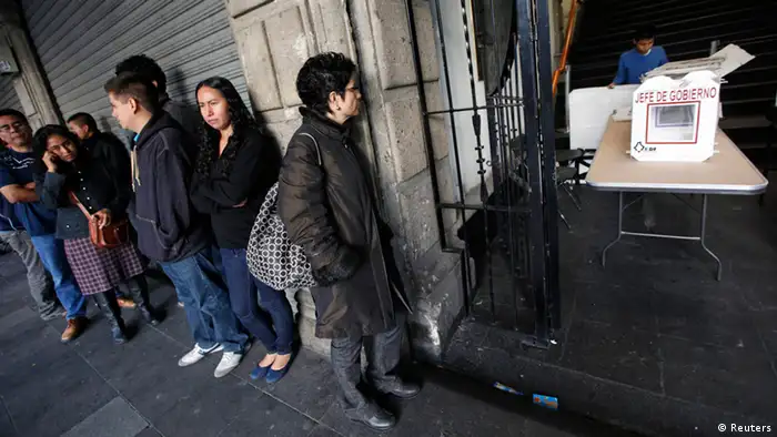 Voters outside a polling station in Mexico City in 2012 (Photo: Claudia Daut) 