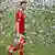 Xabi Alonso trägt den EM-Pokal über den mit Konfettischlangen bedecken Rasen. Foto: Reuters