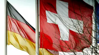 Symbolbild Beziehungen Deutschland Schweiz Flaggen Fahnen