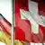 Die deutsche und die Schweizer Fahne flattern nebeneinander (Foto: AP)
