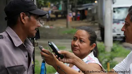 Participants interviewing in Nicaragua (photo: DW Akademie/Charlotte Hauswedell).