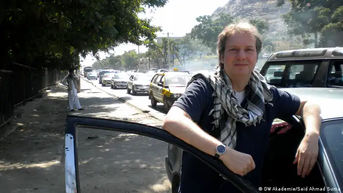Florian Weigand, Trainer und Projektmanager der DW Akademie, im Verkehrschaos von Kabul, Juni 2012. Copyright: DW Akademie/Said Ahmad Suma Juni, 2012, Kabul