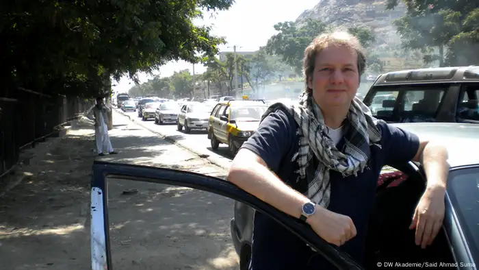 Florian Weigand, Trainer und Projektmanager der DW Akademie, im Verkehrschaos von Kabul, Juni 2012. Copyright: DW Akademie/Said Ahmad Suma Juni, 2012, Kabul