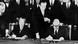 Frankreichs Staatspräsident Charles de Gaulle und der deutsche Bundeskanzler Konrad Adenauer unterzeichnen am 22.01.1963 im Pariser Elysée-Palast den deutsch-französischen Freundschaftsvertrag (Foto: picture-alliance/dpa) Frankreichs Staatspräsident Charles de Gaulle und der deutsche Bundeskanzler Konrad Adenauer unterzeichnen am 22.01.1963 im Pariser Elysée-Palast den deutsch-französischen Freundschaftsvertrag (Foto: picture-alliance/dpa)