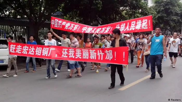 Local residents march with banners during a protest along a street in Shifang, Sichuan province July 3, 2012. Residents in Shifang, a city in southwest China, took to the streets for a third day on Tuesday, demanding the government scrap plans for a copper alloy project they fear will poison them, in the latest unrest spurred by environmental concerns. The Chinese characters on the banners read, Get rid of Hongda copper alloy project, give me back the beautiful new Shifang (front) and Long live the Chinese Communist Party! Long live the Chinese people! Rise up the people of Shifang! REUTERS/Stringer (CHINA - Tags: ENVIRONMENT POLITICS CIVIL UNREST) CHINA OUT. NO COMMERCIAL OR EDITORIAL SALES IN CHINA