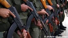 ARCHIV - Mitglieder der Palästinensischen Sicherheitskräfte sind am 17.11.2009 bei der Ausbildung in der West Bank in Nablus mit ihren Kalschnikow Sturmgewehren angetreten. Sie sind die wahren Massenvernichtungswaffen: Mit Gewehren und Pistolen werden täglich Hunderte Menschen überall auf der Welt getötet. Jetzt soll ein neuer Vertrag den Handel begrenzen. Foto: ALAA BADARNEH dpa (zu dpa-KORR.: «Die täglichen Killer: Neuer Vertrag soll Waffenhandel begrenzen» am 01.07.2012 - Wiederholung vom 26.06.2012) +++(c) dpa - Bildfunk+++