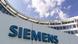 Логотип Siemens на здании концерна и на фоне голубого неба Логотип Siemens на здании концерна и на фоне голубого неба