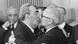 Leonid Breshnew y Erich Honecker se besan como señal de "fraternidad". Leonid Breshnew y Erich Honecker se besan como señal de "fraternidad".