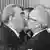 Leonid Breshnew y Erich Honecker se besan como señal de "fraternidad".