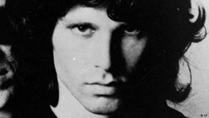 Jim Morrison fue el icono de toda una generación, a fines de los 60. El líder de The Doors expresaba en palabras lo que muchos no podían, y lo vivía, con frenesí y sin tabúes, y con consecuencias para su banda, a la que finalmente debió abandonar. Morrison se mudó a París, donde falleció en julio de 1971 de un ataque cardíaco en una bañera. Cruza hacia el otro lado, dice una de sus letras.