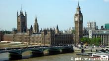Blick vom London Eye-Riesenrad über die Themse und die Westminster Brücke auf die Houses of Parliament im Westminster Palast und den Uhrenturm Big Ben im Juli 2004. Foto: Martin Keene/PA dpa