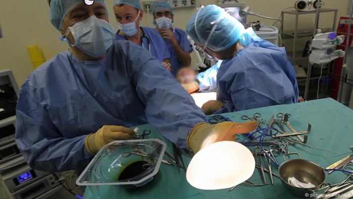 عمليات جراحة تكبير الثدي.. طرقها ومخاطرها! | صحة | معلومات لا بد منها لصحة  أفضل | DW | 21.05.2021