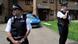 Polizisten vor einem Haus am Stadtrand von London (Foto: Reuters) Polizisten vor einem Haus am Stadtrand von London (Foto: Reuters)
