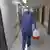 Mediziner mit Kühlbehälter mit darin enthaltenem menschlichen Organ auf dem Weg in den Operationssaal. Copyright: DW-TV